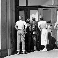 Intagningslistor spikas upp på läroverk. Skolornas centrala intagningsnämnd i Stockholm offentliggjorde resultatet av intagningen till Realskola och Gymnasium.