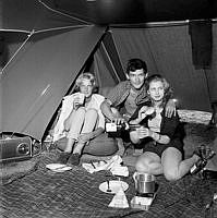 Ängbybadet. Schweizaren Rolf Schopffer, Agneta Eklund och Vivian Ekström tältar.