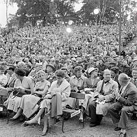 Vitabergsparken. Parkteater premiär för sommaren med 