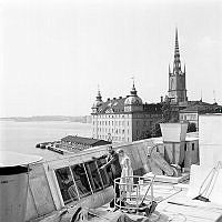 Intendent Curt Ewert och Harriet Ericsson står på taket på Spårvägsbolagets nybygge. I huset ska tunnelcentralen flytta in, där ska samtliga tunnelbanevagnars rörelser avläsas.