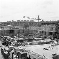 Östgötagatan 80. Folksamhuset byggs. Vy mot Skanstullsbron och Årsta.