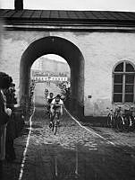 Karlbergs slott. Karlbergsloppet på cykel. Stig Mårtensson leder loppet, tätt efter kommer Artur Scott och Owe Nordqvist.