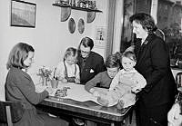 Gunnar Scheutz, nyutexaminerad teckningslärare från Konstfackskolan, tillsammans med sin familj (fr. v. Christina, Anna Carin, Gunnar, Lasse, Hans Åke och hustrun Annmargret) i sitt hem i Bromma.