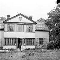 Ålstens Gård. Axel Gauffin, Överintendent på Nationalmuseum, står framför sitt hem.