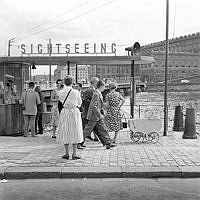 Strömgatan. Vy mot Strömbron och Kungliga slottet. Turister köper biljetter till Sightseeingtur.