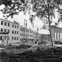 Hässelbygårdsskolan under uppbyggnad. Under en tioårsperiod (från 1947 t o m 1957) byggdes det 35 nya skolor i Stockholm och elevantalet ökade från 35 000 till 80 000.