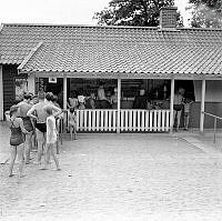 Flatenbadet. Kö till kiosken.