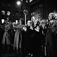 Stortorget. Sommarens Stortorgsspel öppnas, detta år går det i Italienskt tecken. Åskådare står på torget och applåderar.