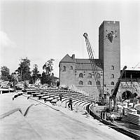 Stadion. Den nya ståplatsläktaren byggs.