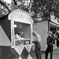 Barnens Dag i Vasaparken. Två pojkar köper sockervadd.