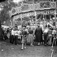 Barnensdag i vasaparken. Folksamling vid karusell.