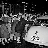 Den brittiske sångaren Tommy Steele uppträder på Biograf Anglais, Biblioteksgatan 26. Uppståndelse bland fansen när han anländer/lämnar konserten i bil.