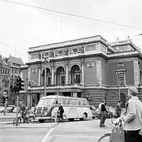 Gustav Adolfs Torg 2. Trafik framför Operan.