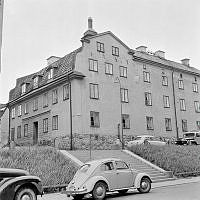 Katarina Kyrkobacke 7 från Högbergsgatan. Exteriör. Huset firar 200-års jubileum.