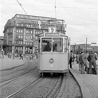 Tegelbacken 2. Spårvagn på linje 9 mot Karlberg.