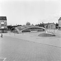 Vy över Blackebergs torg/Blackebergsplan mot tunnelbaneuppgången.