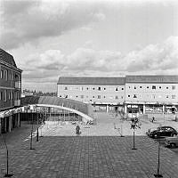 Vy över Blackebergs torg/Blackebergsplan mot tunnelbaneuppgången.