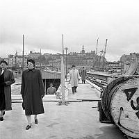 Gamla Stans tunnelbanestation mot Slussen. Allmänheten rör sig i byggområdet på perrongen.