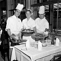 Hazeliusbacken 20, Restaurang Hasselbacken. Examen för Stockholms Stads Restaurangskola. Elever med sina rätter som bedöms. Fr. v. Günter Krey, Inger Gunnarsson, Åke Johansson.