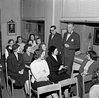 Götgatan 1, Stadsmuseet, Bellmansrum. Kurs för parkeringsvakter. Docent Olof Byström (till höger) berättar om Stockholms historia. Till vänster Sivert Sahlin, chef för parkeringssektionen.