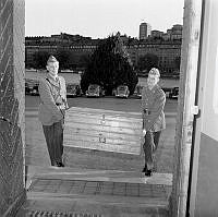 Karlbergs Slott, Kadettflygelns portöppning med utsikt mot Kungsholms Strand. Nils Ryberg och Olle Bergendahl i samband med officerskurs. 
