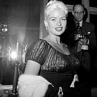 Skådespelerskan Jayne Mansfield på presskonferens.