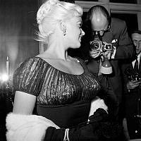 Porträtt av Skådespelerskan Jayne Mansfield på presskonferens.