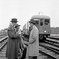 Spårområdet mellan Gamla Stan och Slussen. Tunnelbanesträckan Kungsgatan/Hötorget - Slussen provkörs. Ingenjörer/chefer på plats för att övervaka. Fr.v. Owe Ancker, Leif Almqvist, Bertil Linér.