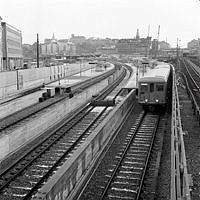 Vy över Gamla Stans tunnelbanestation/spårområde mot söder med ett tunnelbanetåg.