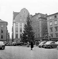 Vy mot Stortorget 3-5. Julgranen på plats.