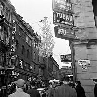 Drottninggatan norrut från korsningen Jakobsgatan/Drottninggatan. Julgranar pyntar vägen.