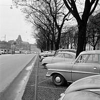 Strandvägen västerut mot Shellmack och Nybrokajen. Bilar parkerade på allén.