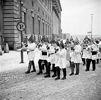 Slottsbacken. Tomtegossorkestern blåste traditionsenligt in Stockholmsgillets julmarknad på Stortorget.