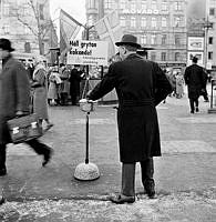 Norrmalmstorg. Håll grytan kokande, Frälsningsarméns julgryta. År 1957 är det 50 år sedan första julgrytan ställdes ut, och grytan som ställs ut under året är en ny modern gryta.