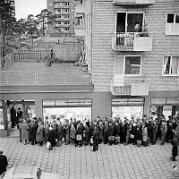 Systembolagskö.
Grafikvägen 2 - 4. Människor köar utanför Systembolagets butiker, dagen före julafton. (Nuvarande adress är Gullmarsplan 8-10).
