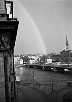 Vy från Norrmalm mot Vasabron, Gamla Stan och Riddarholmen. En regnbåge över Gamla Stan.