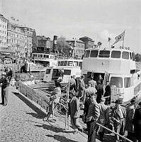 Södra Blasieholmshamnen. Pingstresenärer kliver på skärgårdsbåtarna Saxaren, Gillöga och Rödlöga.