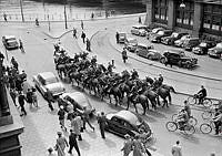 Rödbodtorget mot Norrström. Livgardets skvadron/kavalleri rider genom staden i samband med firandet av Svenska flaggans dag.