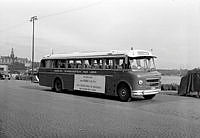 Strandvägen längs kajen. En buss parkerad. På skylten står det: Med denna buss vann Sverige Grand Prix i årets Montreux-Ralley för turistbussar med deltagare från 11 länder.