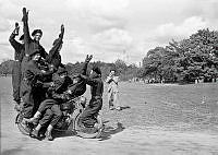 Karlbergsområdet. Krigsskolans dag. Motorcykeluppvisning. Åtta pansarkadetter balanserar på en motorcykel.