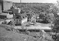 Danvik hospitals gamla huvudbyggnad. 1700-tals byggnad som vid fototillfället inhyser ett gjuteri och en mekanisk verkstad.