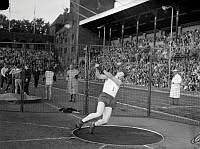 Stadion. Uttagningar till OS. Släggkastning.