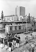 Högdalen. Provisoriskt Sparbankskontor i barack invigs vid tunnelbanestationen i väntan på att stadsdelen byggs klart.