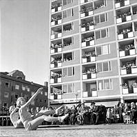 Västertorpsplan. Västertorps nya skulpturer firas med gymnastikuppvisning  inför stadsdelsbor, kung Gustaf VI Adolf och drottning Louise.