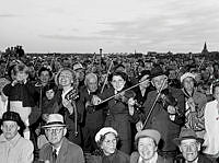 Skansen. Besökare har fått bilda en orkester och spelar musik med medhavda instrument.