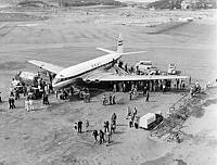 Bromma flygplats. Vy mot ett jetplan/reaplan av typ Comet som har landat för första gången i Sverige.