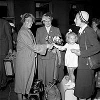 Centralstationen. Husmodersgymnaster som anlänt från Englandsturné. Fr.v. fru Dolores Jonsson, fru Lisa Möller och fru Kristin Thelander.