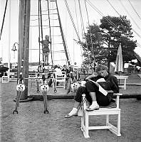 Folkliv vid stranden/hamnen i samband med Sandhamnsregattan.