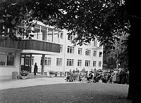 Sabbatsbergs vård- och ålderdomshem. Sabbatsbergs nya vårdhem invigs, med en ceremoni på planen framför byggnaden.