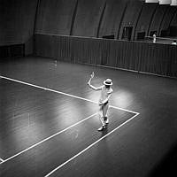 Tennisstadion Fiskartorpsvägen 20. Kung Gustaf V spelar tennis.
